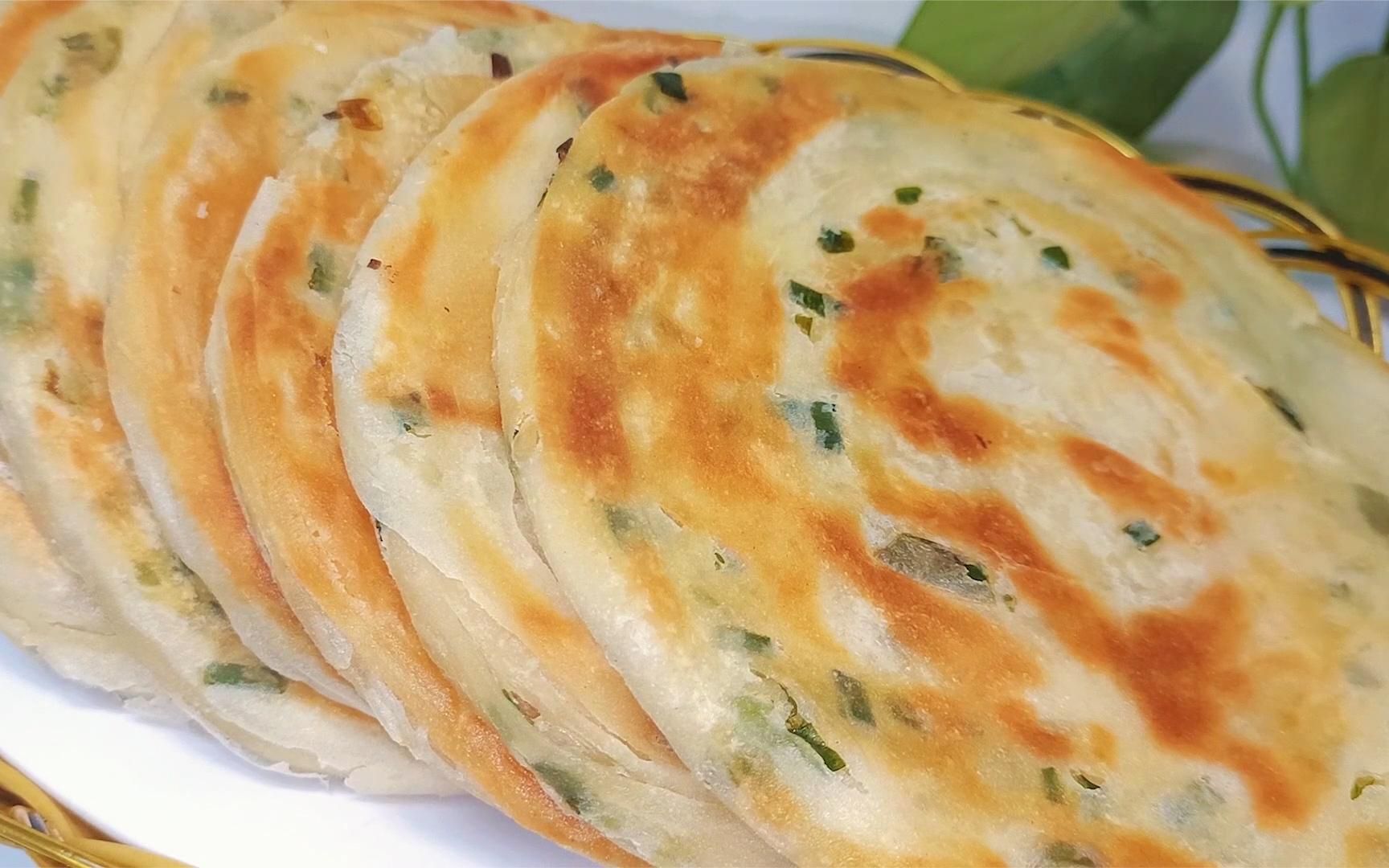 排队才能吃到的葱油饼,面点师分享详细步骤,焦香四溢,葱香浓郁