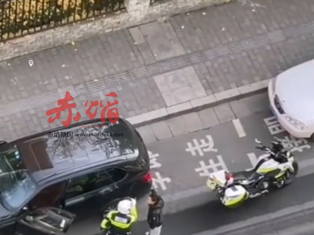 女司机违停占道被贴条大骂交警“缺德”,交警:我全程录像,下车哔哩哔哩bilibili