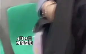 Tải video: 男子凌晨带发烧小孩到医院就诊吃闭门羹 ，医护人员在抢救室闭门一个小时不出！院方称其有产后抑郁，已停职处理！