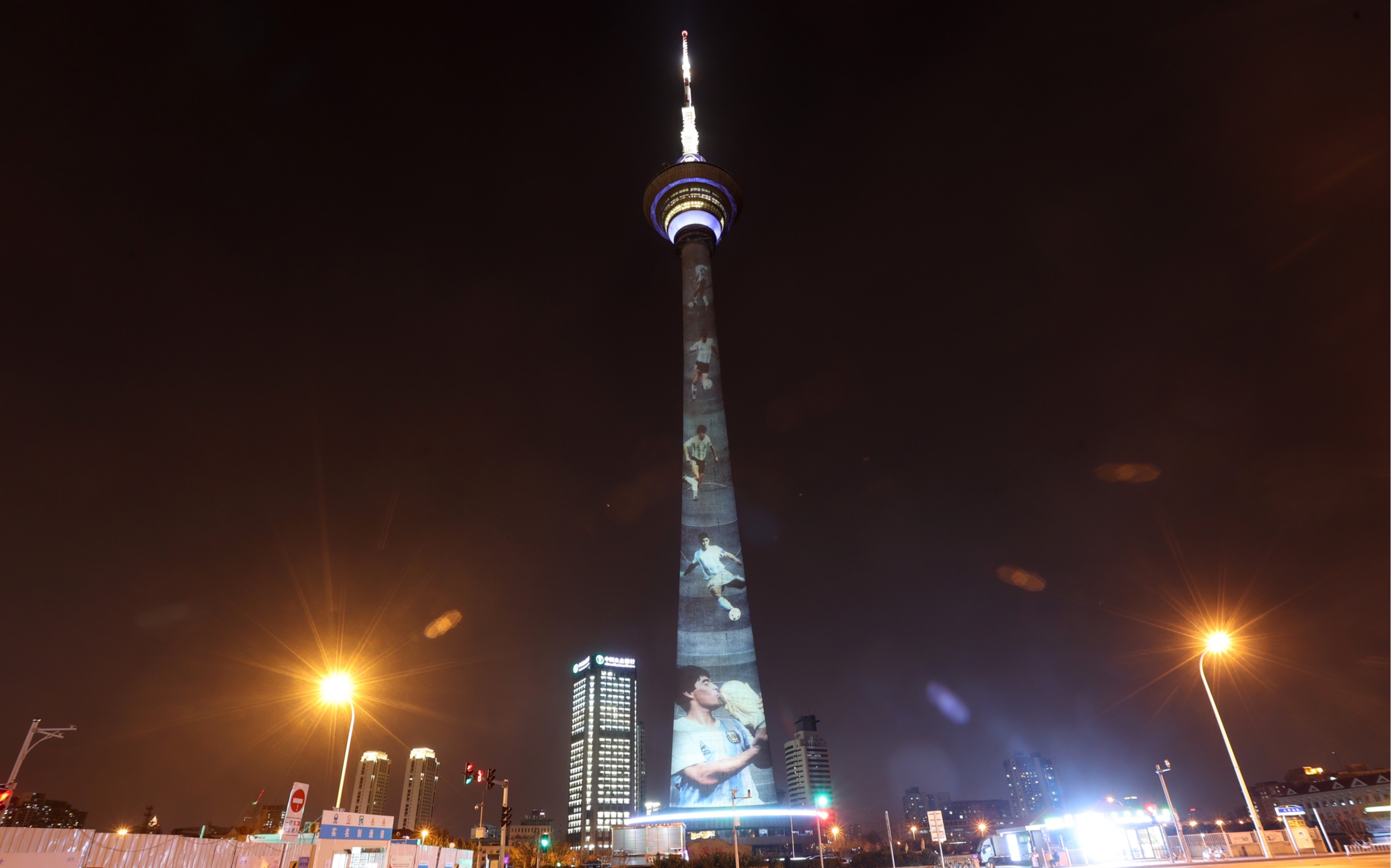 天津天塔举办灯光秀致敬马拉多纳