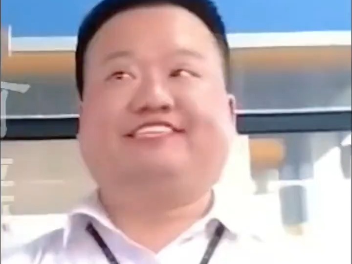 收费站微笑服务 网友:反正我是真的被逗乐了!