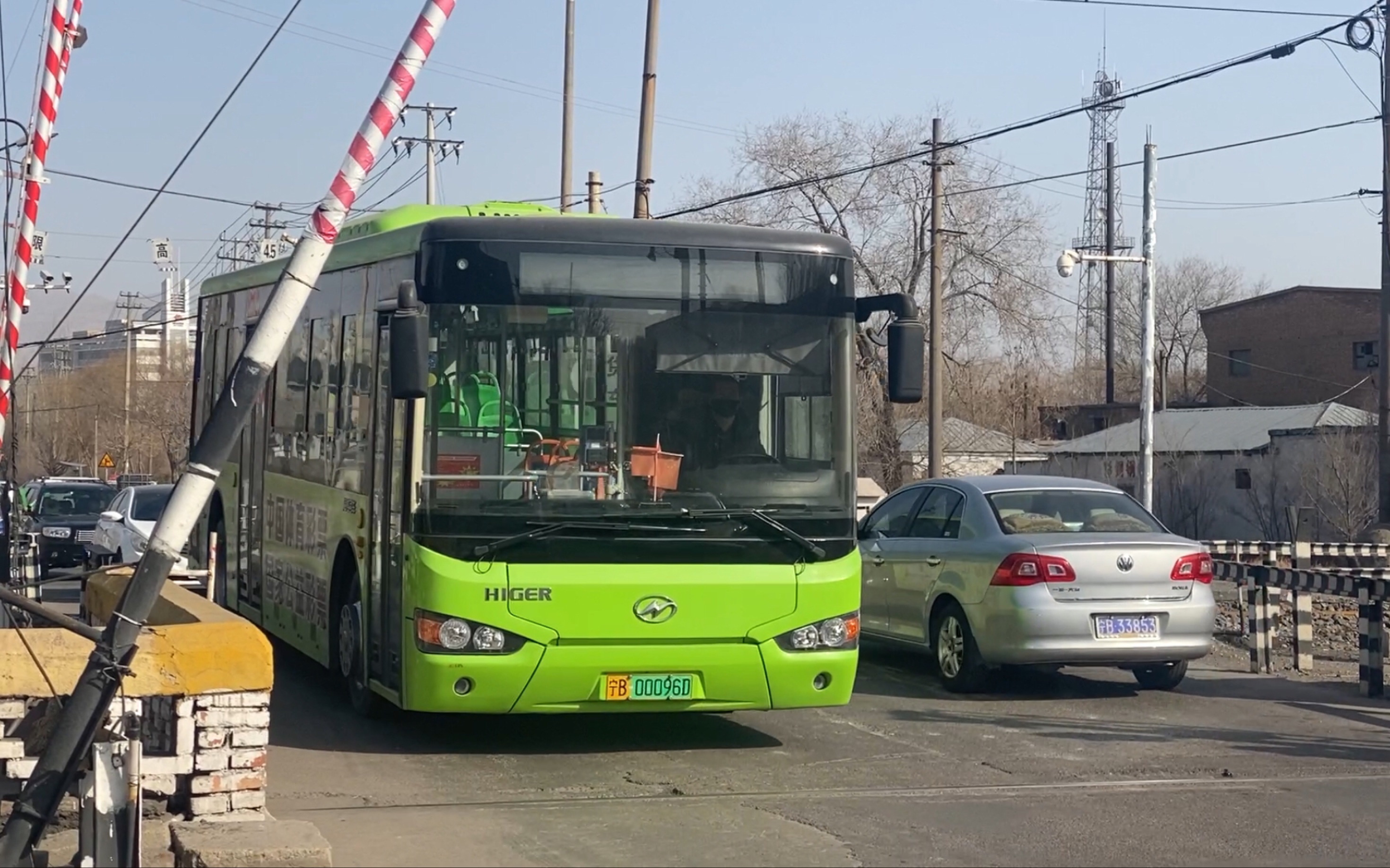 石嘴山公交 苏州金龙klq6109gaevn10 平汝铁路大汝公路道口通过