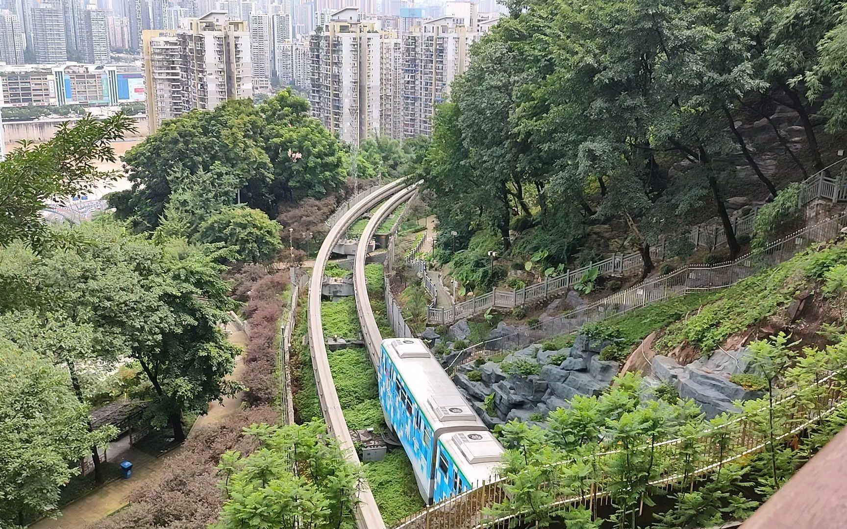 重庆穿越佛图关隧道的轻轨20210719115308