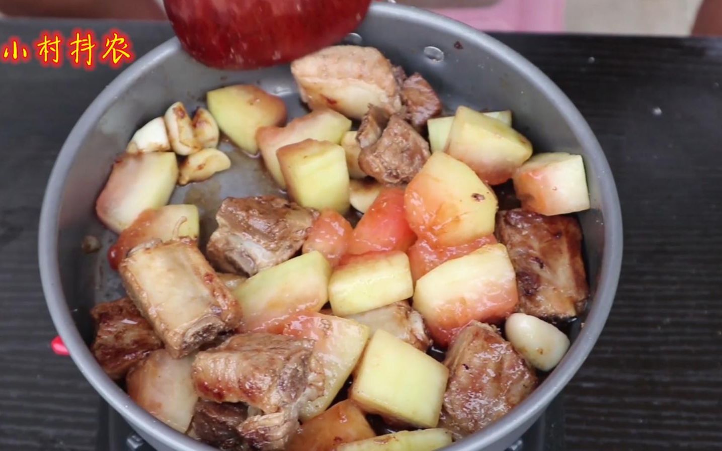 下雨天没办法下地干活,老付用西瓜皮炖排骨,喝一杯清茶美滋滋