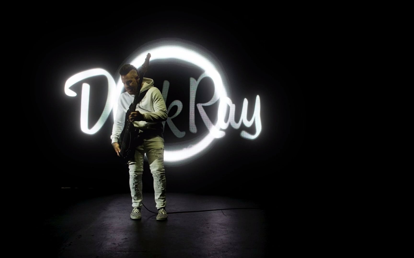 山姆仕乐器搬运组musicman2021darkraybasswithdarkglasspreamp