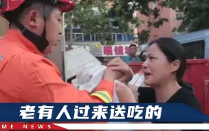 Скачать видео: 郑州老板暴雨后“野性开店”不收钱，网友：能扫到二维码算我输