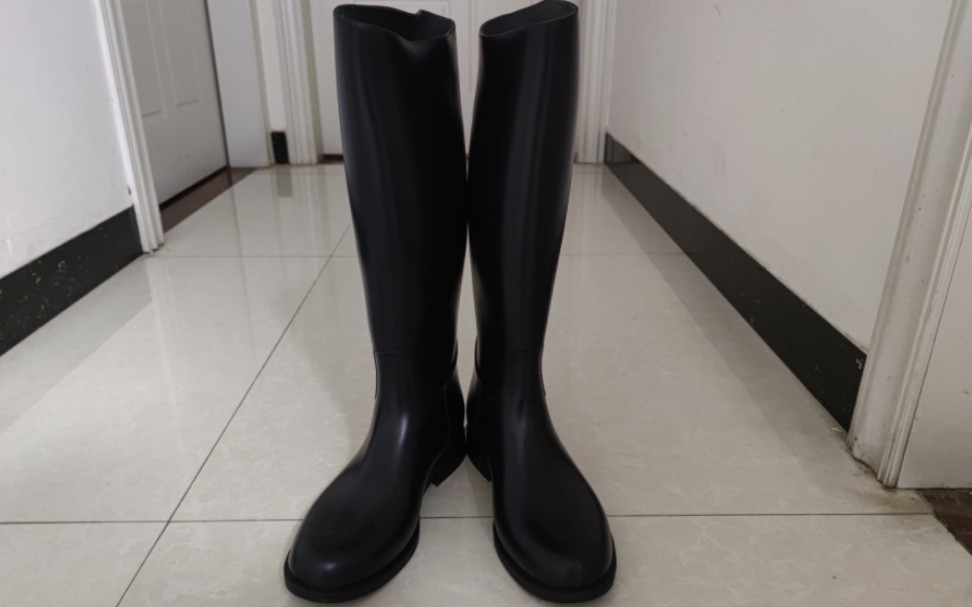 穿胶马靴工作了一天好累,回房休息