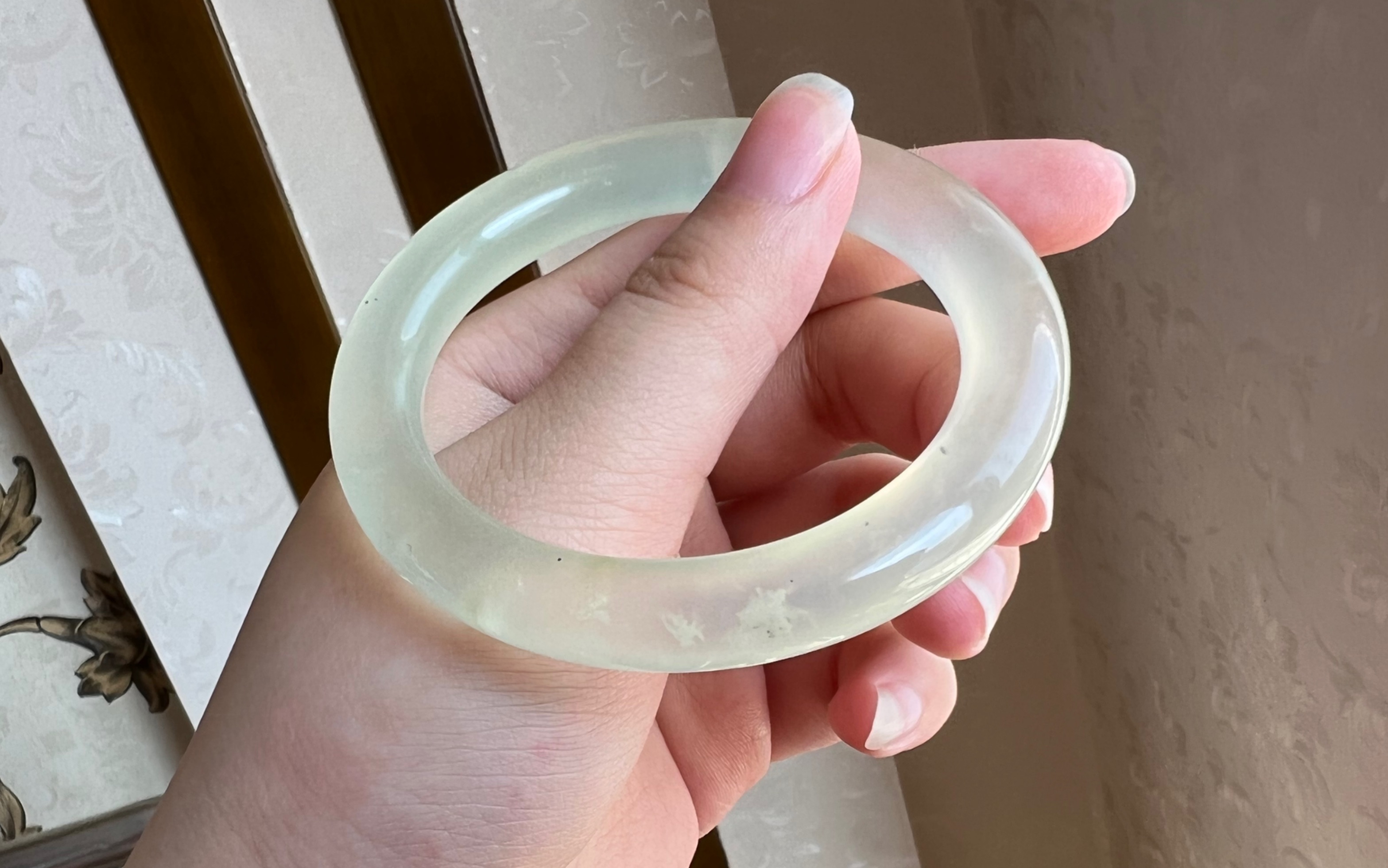 53圈口冰料岫玉圆条镯是只扁圆条高9宽10飘点微棉和矿点介意勿入无暇