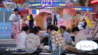 哈哈哈哈栎鑫哥刚说完他和苏新皓更熟，然后因为top来晚了所以后到的苏新皓正好就像一只小白狗似的来了