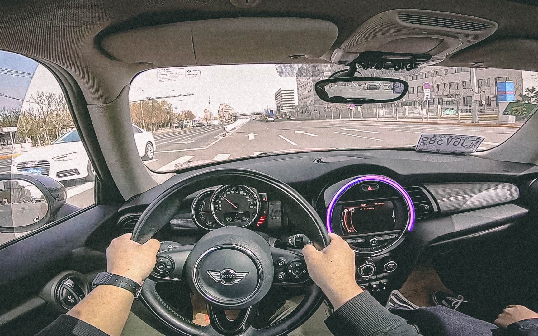 第一视角试驾小姐姐最爱minicooperfun15t沙尘暴过肺