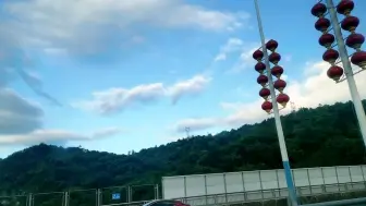 Скачать видео: 飞驰的路上。美丽的天空