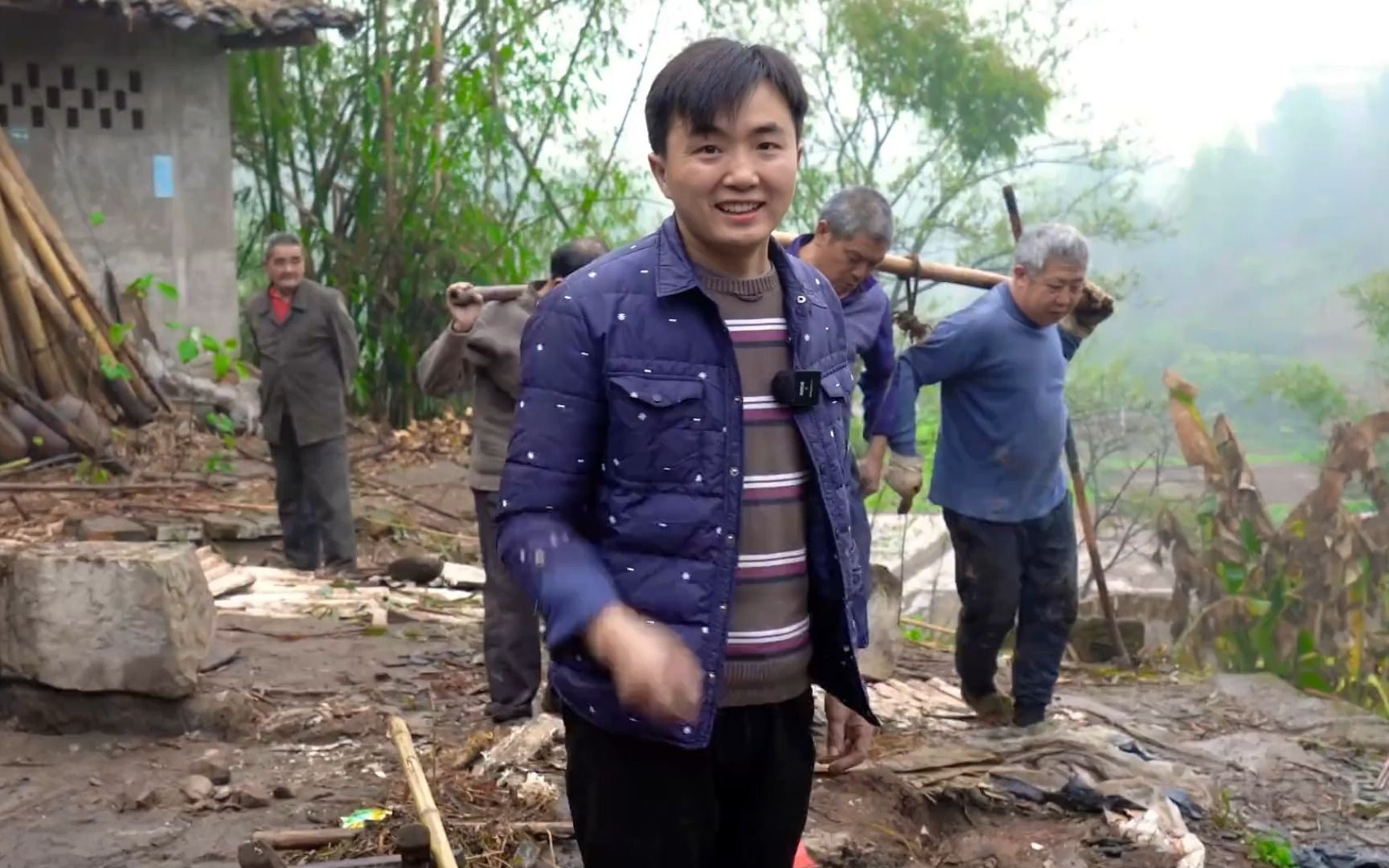 徐三娃家修房子,农村四哥来帮忙还送了半边猪肉,兄弟情义深似海