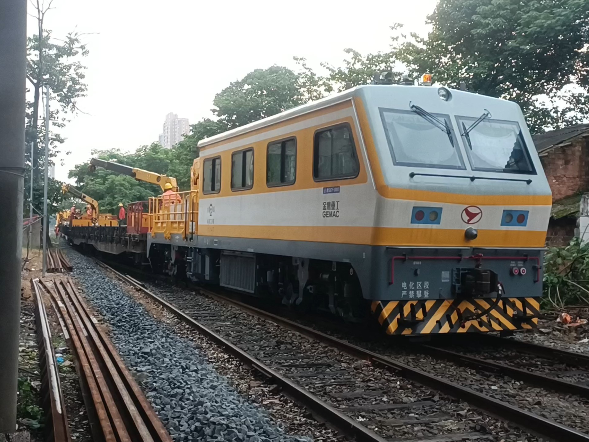 金鹰轨道工程车在南昌江边支线 江1# 道岔处