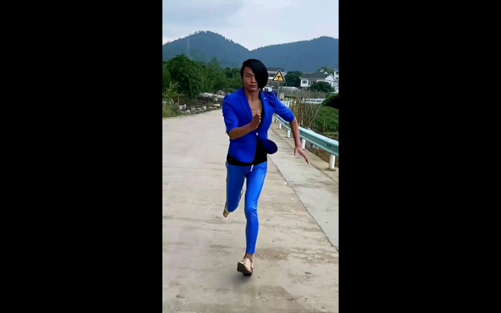 蓝色妖姬奔跑十分钟,如果看完不妨点个赞