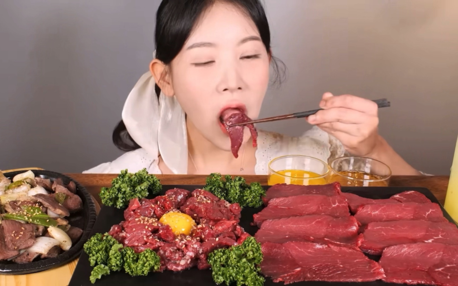 [图]骆驼姐吃生鸵肉 连讲话都撅着嘴