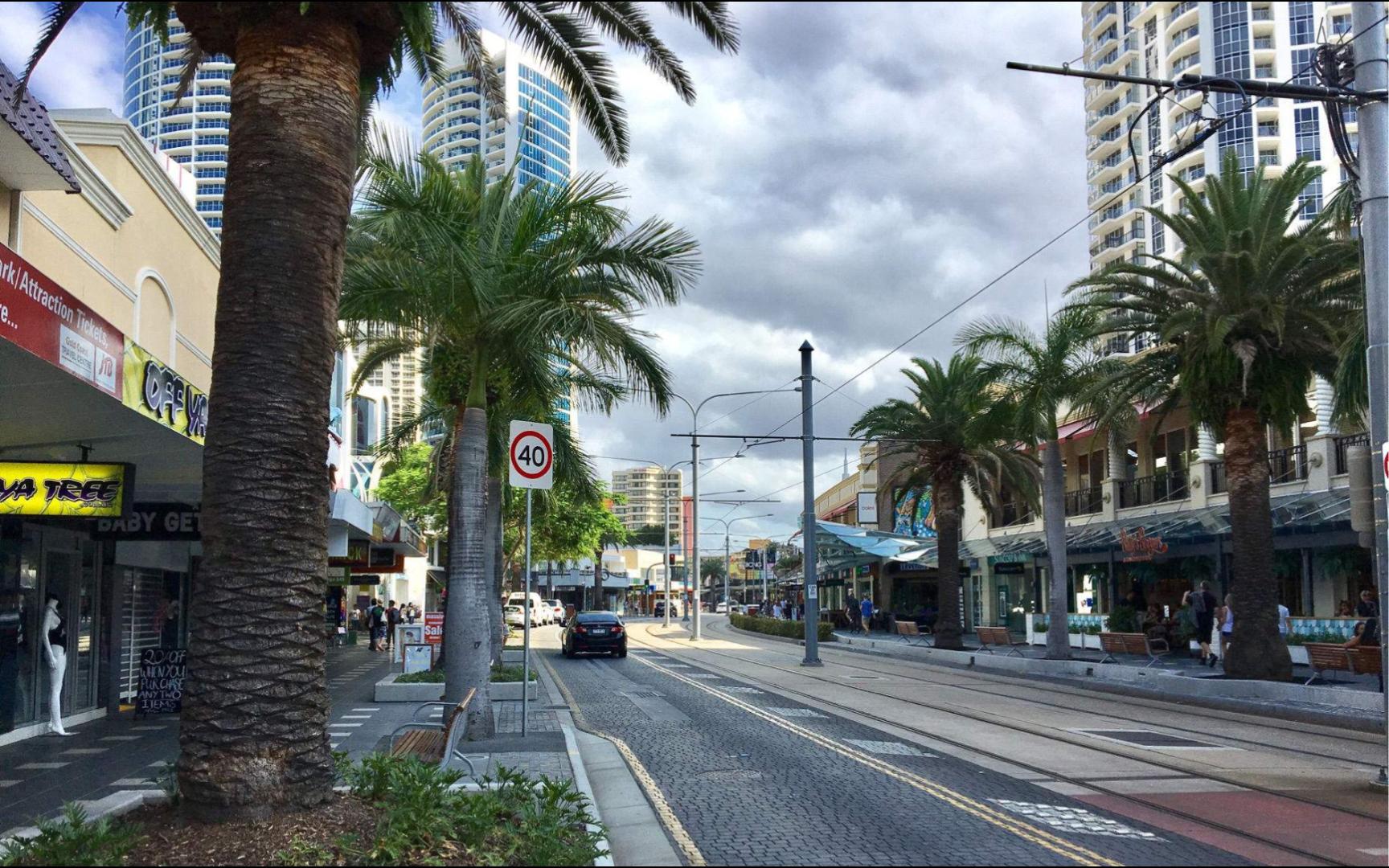 徒步观赏澳大利亚黄金海岸城市雪佛龙岛周边街景风光和游园