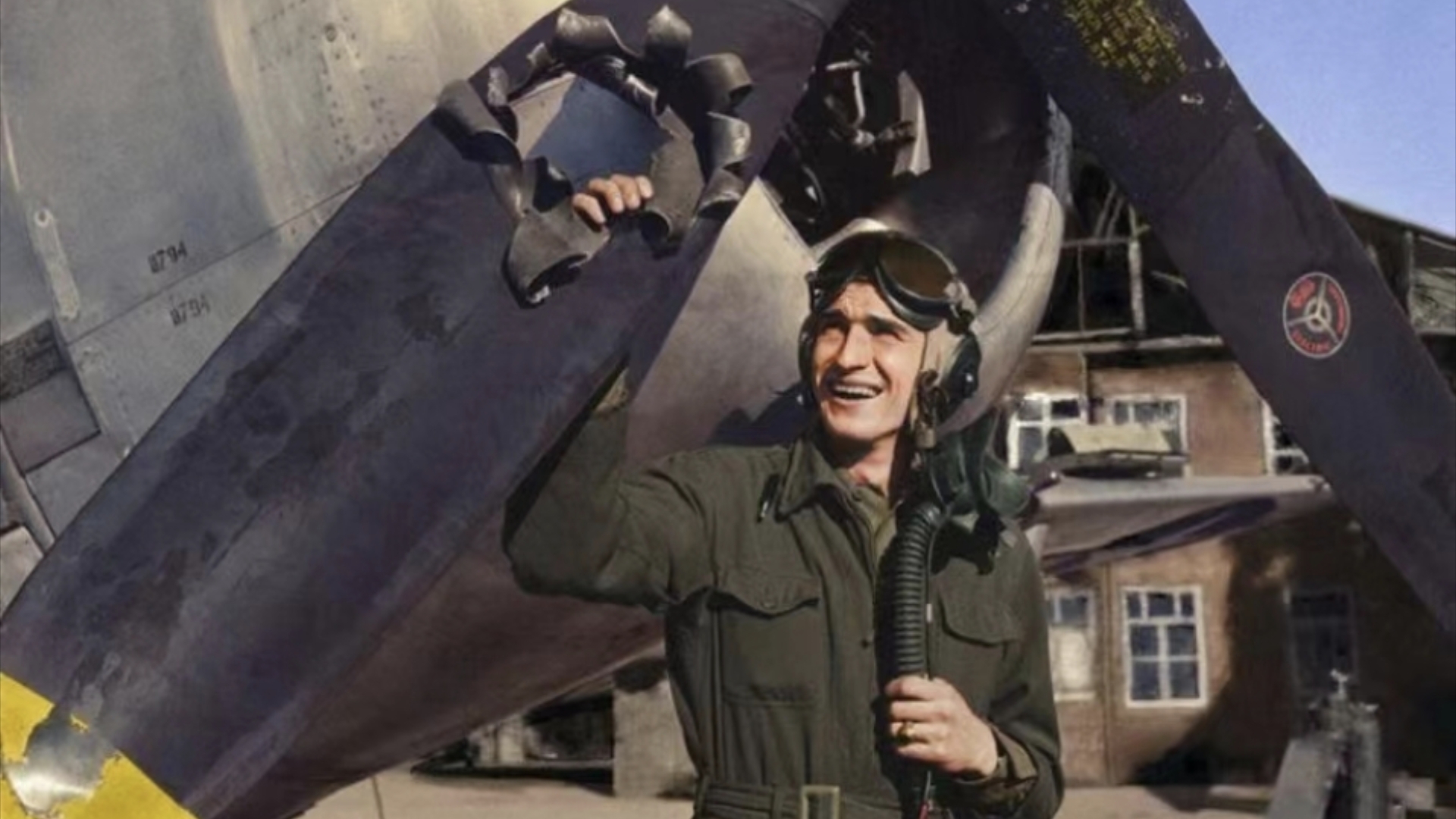 1944年,美军404战斗队的中尉飞行员埃德温·莱特摸着被打穿的螺旋桨