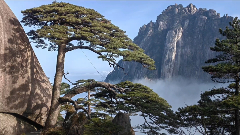 登黄山有感峰起云涌黄山险,扑朔迷离诗画卷.云海层层朝映日,雾凇片片入眼来.#黄山风景区#黄山旅游#冬季黄山#黄山云海哔哩哔哩bilibili