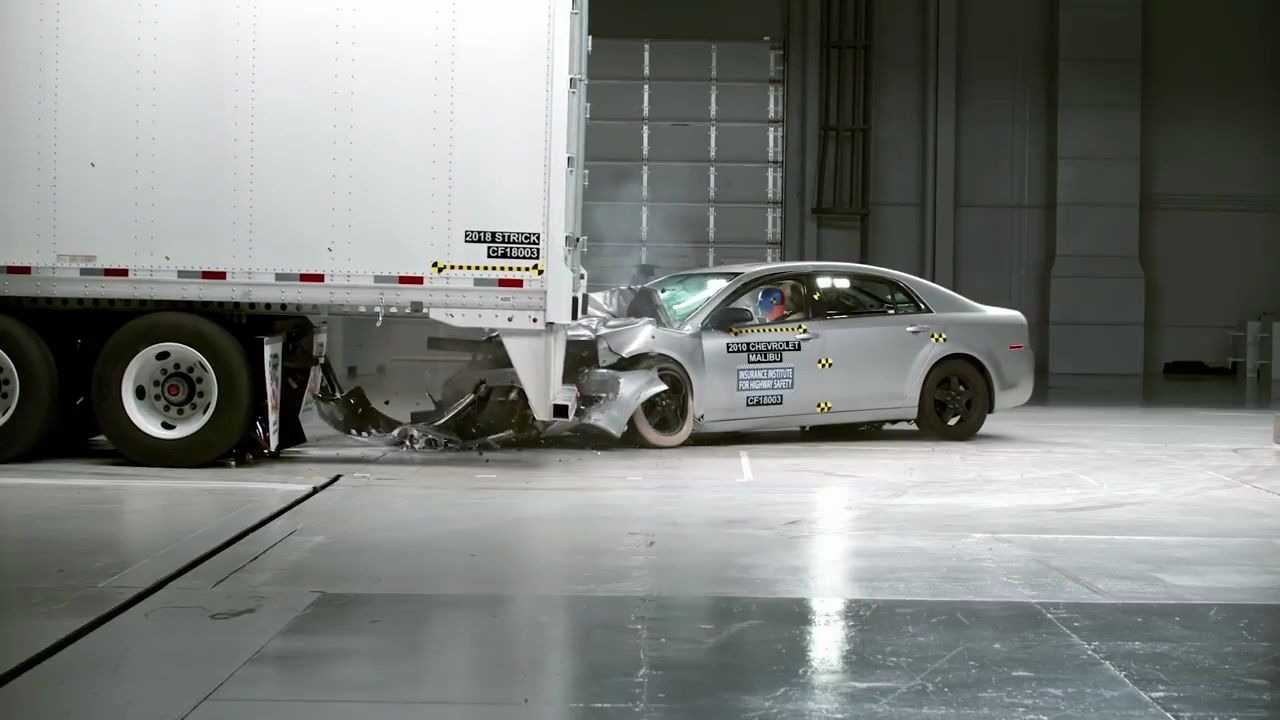 iihs 汽车追尾半挂卡车碰撞测试