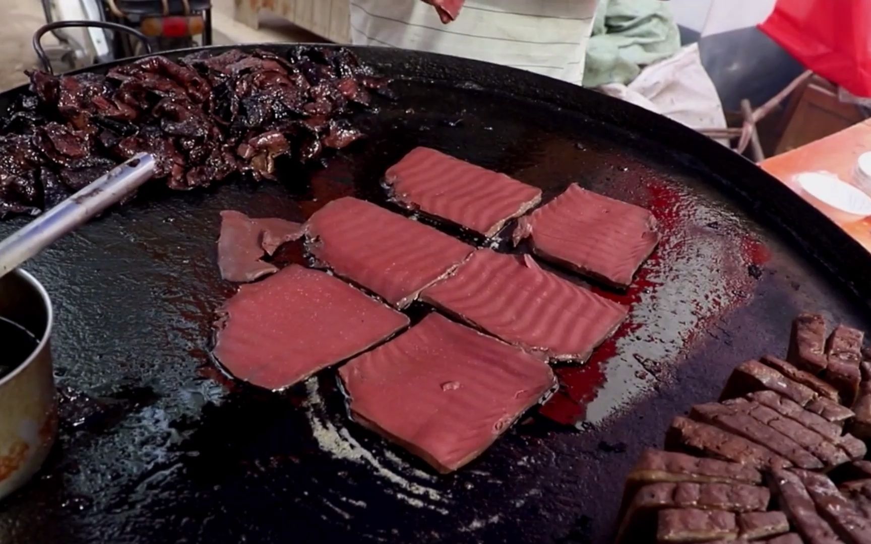 河北重口味美食,外焦里嫩,【驴油煎血片】