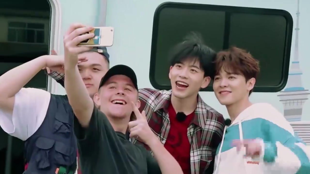 王子异小鬼街头battle 即兴街舞帅裂全场