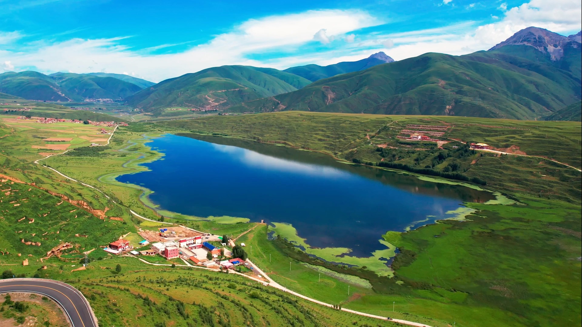 卡萨湖位于四川省甘孜藏族自治州炉霍县城以西70公里处317国道旁是