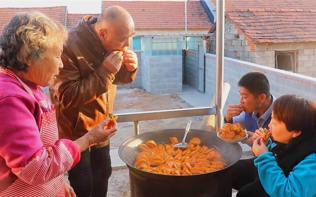 [图]东北大妈不出门蒸野菜包子，皮薄馅大颜色金黄，围着锅边吃过瘾