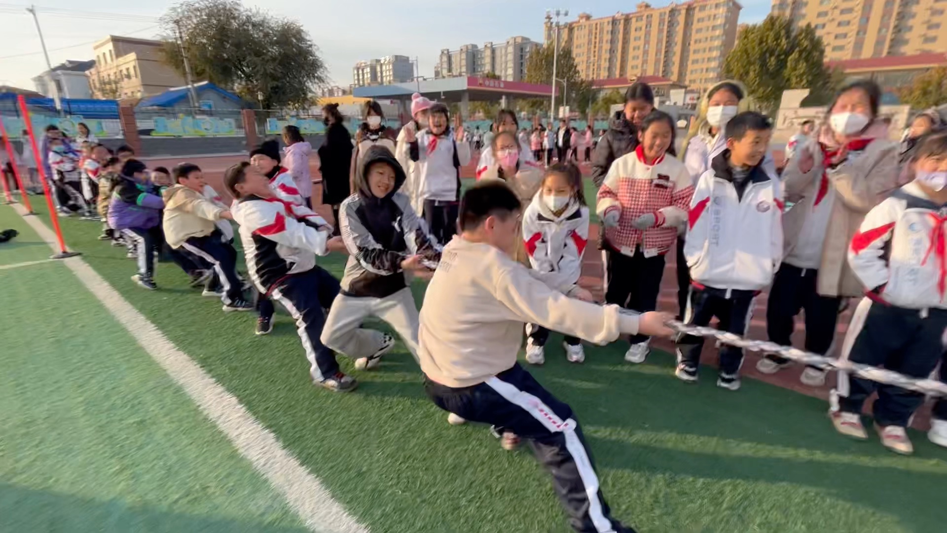 五年级小学生课间拔河,老师嗓子喊爆了