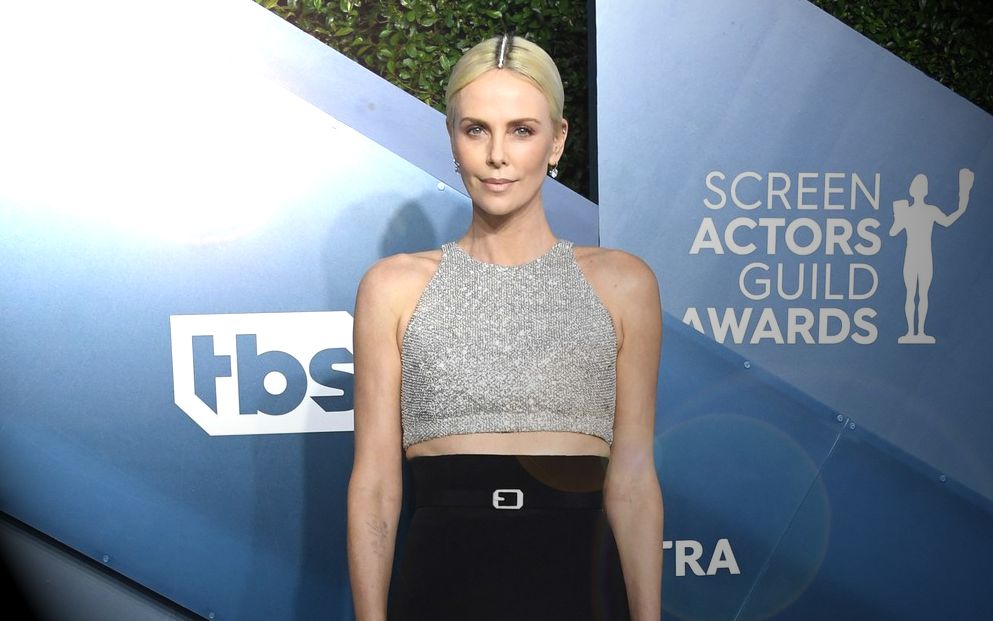 查理兹塞隆塞皇亮相第26届美国演员工会奖红毯秀美到让人窒息