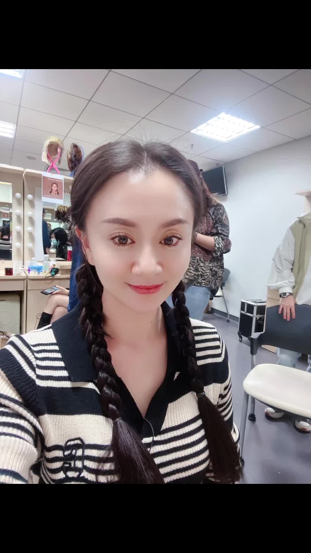 给自己一个微笑让心情豁然开朗撒丽娜嘴角上扬做个温暖的人做个很