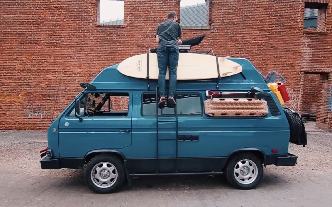 极富创意的改装末日小面包旅行车-1982年大众面包车