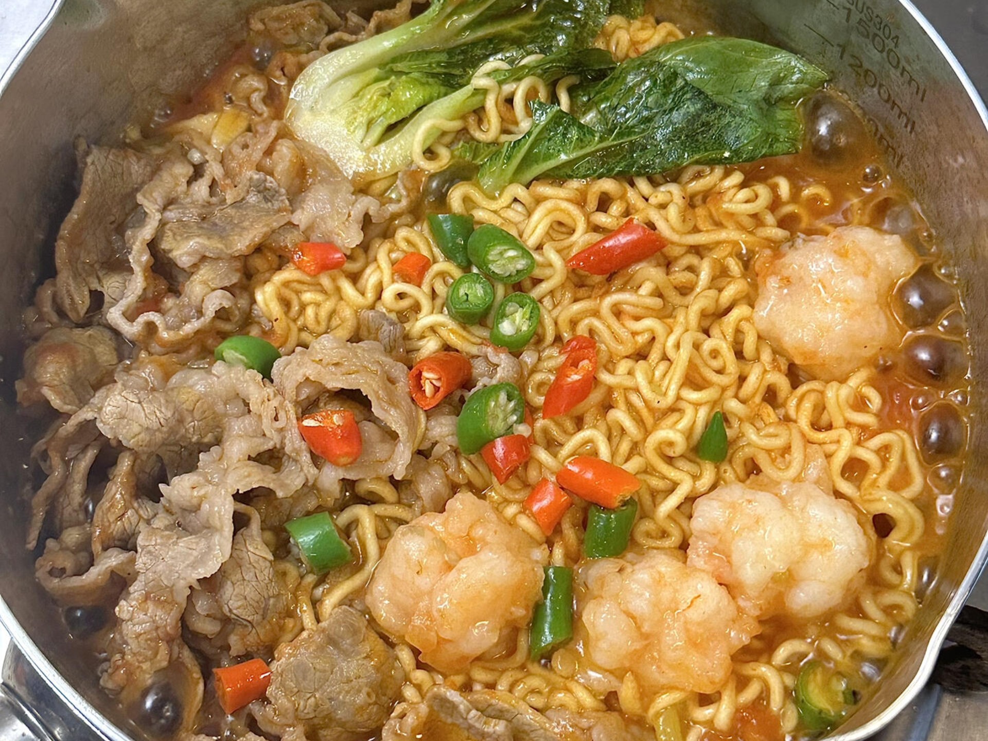 打工人周五晚餐,肥牛泡面配冷饮