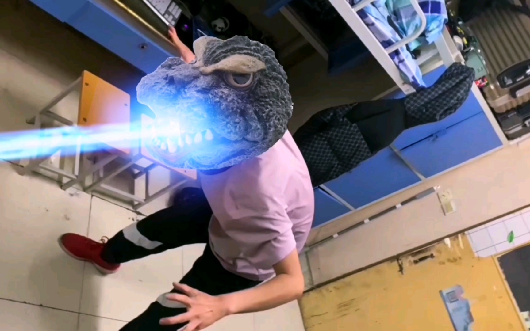 给大家表演一段哥斯拉原子吐息!