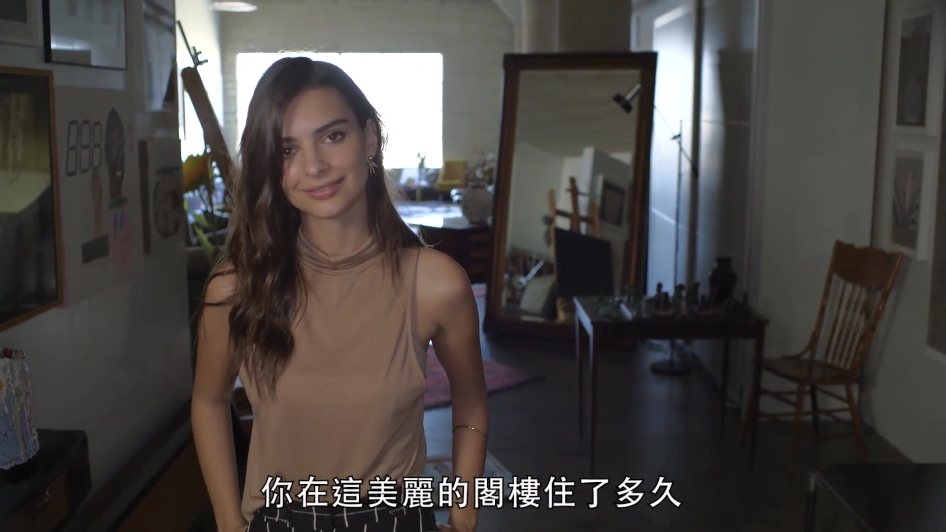 [图]美國辣模Emily Ratajkowski覺得男人肩膀最性感｜73個快問快答｜Vogue Taiwan