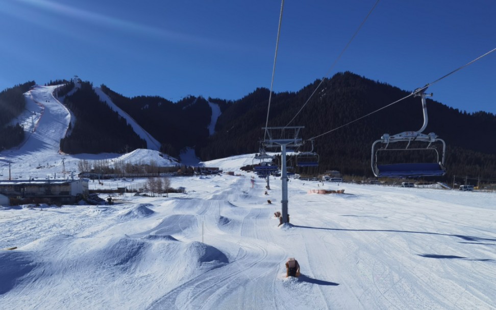 [图]【高清重制】感受疾风呼啸与冬日暖阳 | 乌鲁木齐丝绸之路滑雪场中级道下滑实录