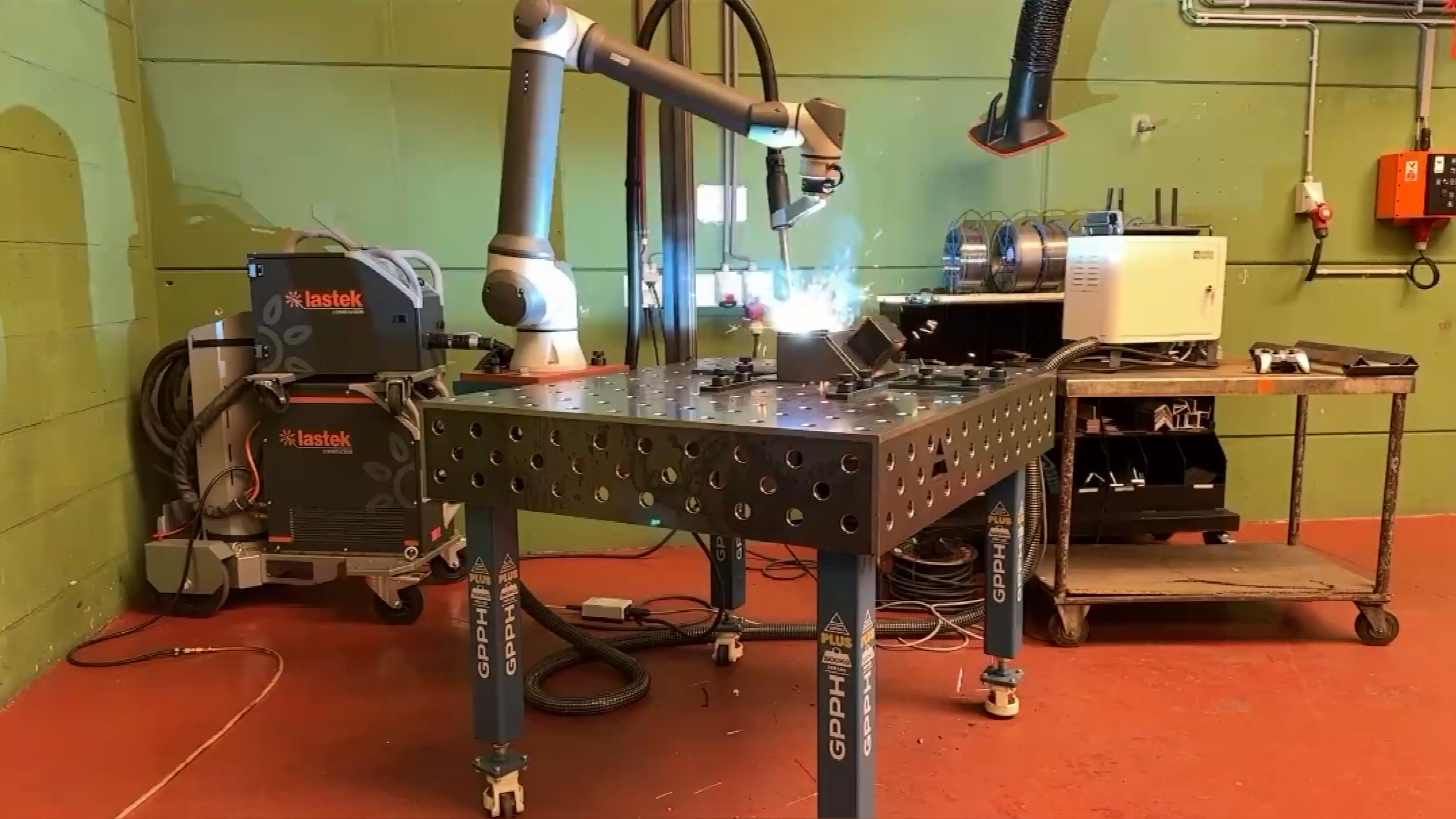 全自动焊接协作机器人机械手工作站生产线vs人工