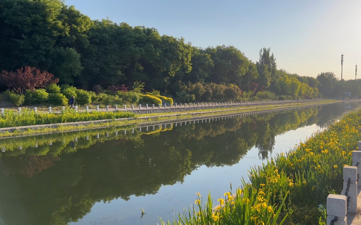东坝晨曦下的亮马河,很清澈养心!