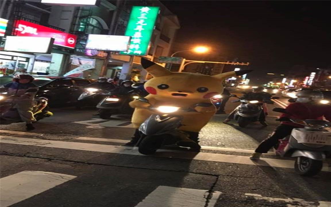 【亦娱乐】皮卡丘骑摩托车乖乖停下来等红灯 自带鬼畜