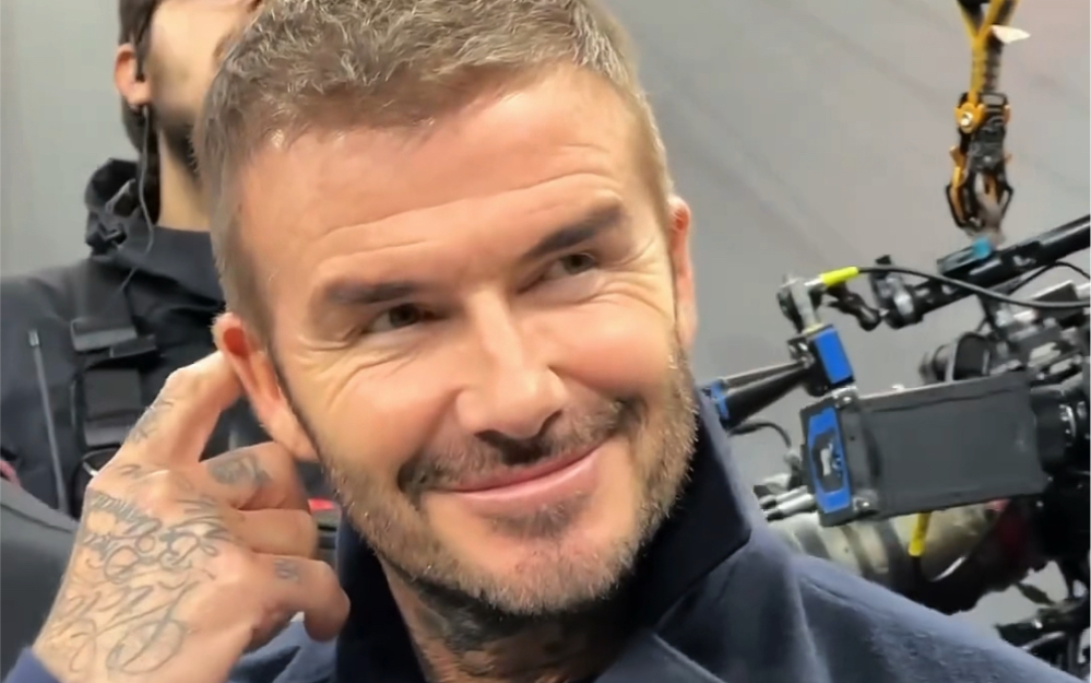 贝克汉姆冲着镜头抛媚眼,真是太皮了