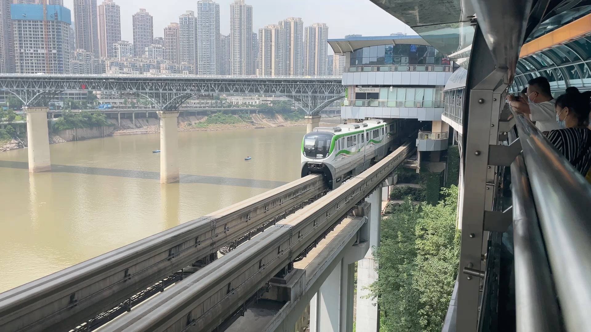 总要来成都看一次穿墙轻轨吧