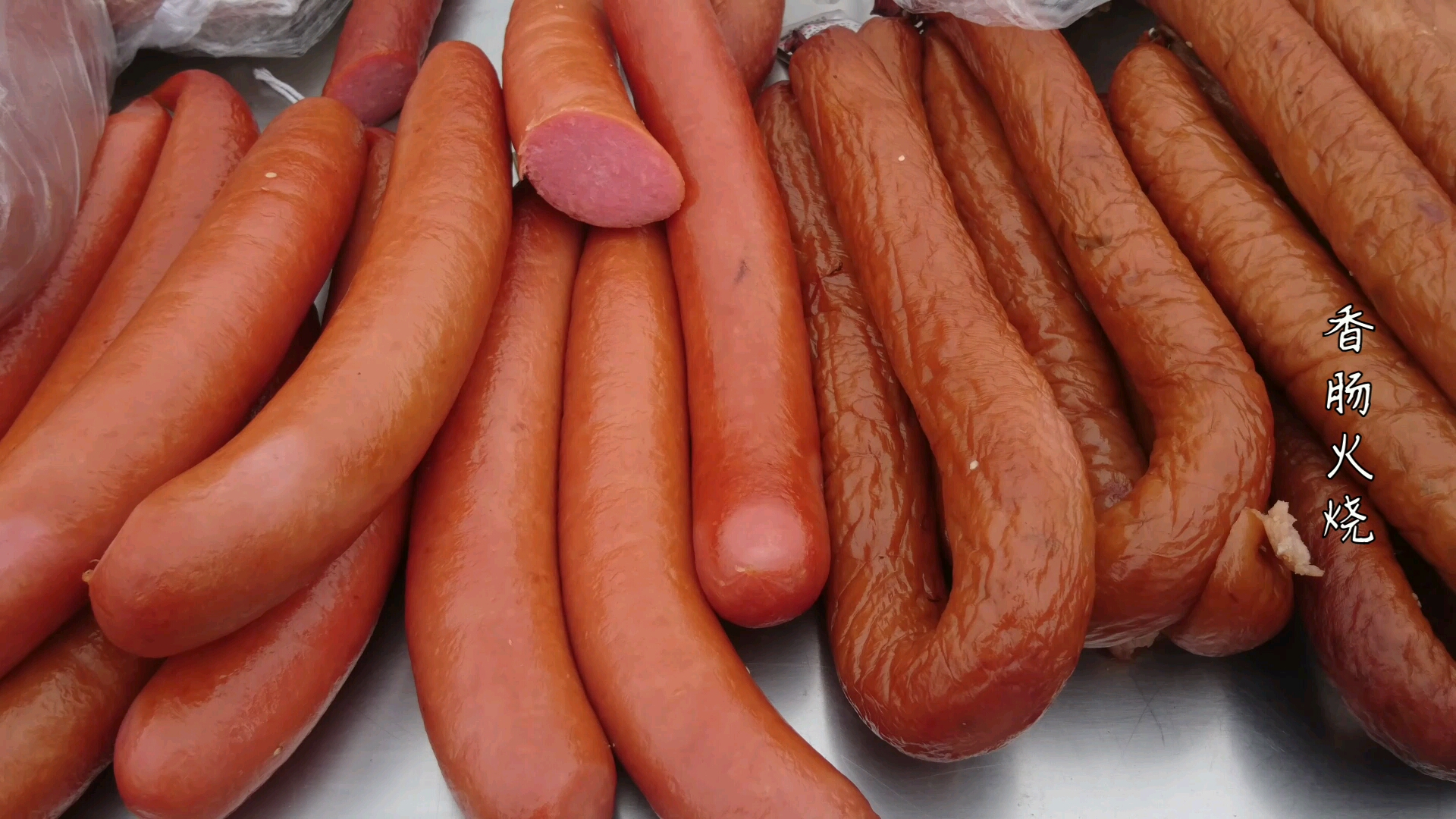 [街头小吃]北方传统火烧 加肠,加焖子都可以