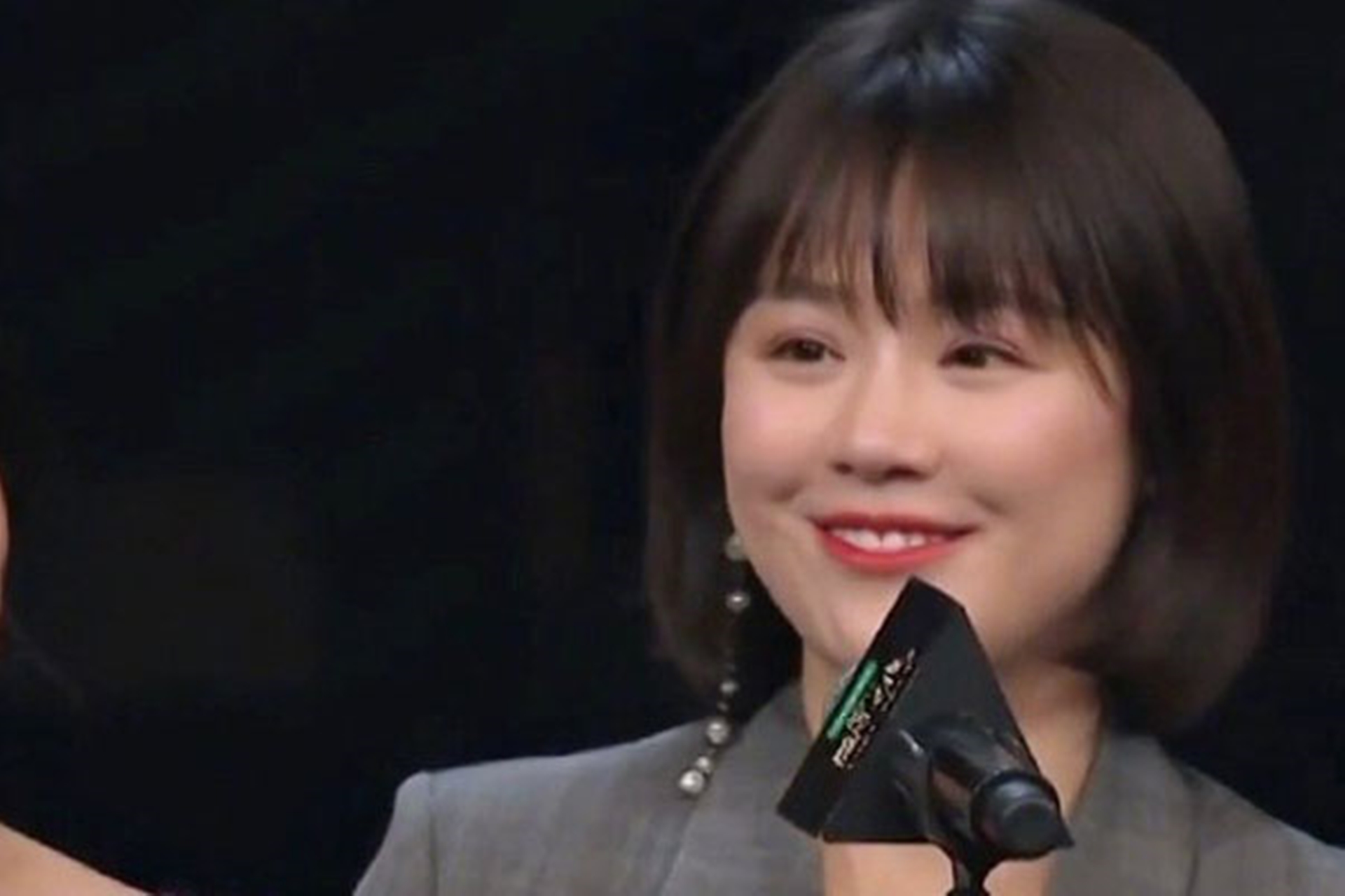 马思纯现身脱口秀大会身材发福走样遭李诞疯狂吐槽
