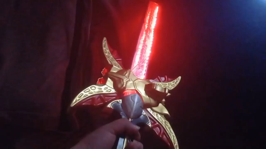 艹,想起来之前几个魔皇剑的版本是有雷射贴纸,贴在剑身上面