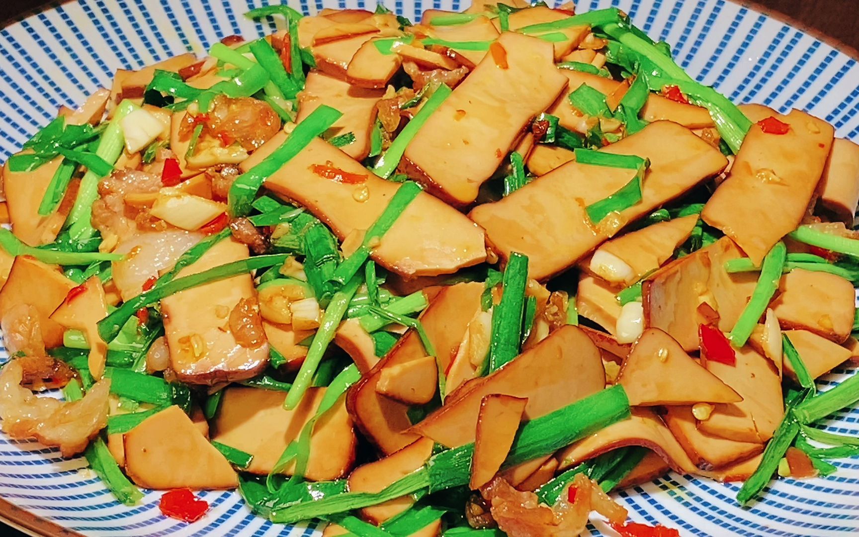 炒豆腐干,切记不要直接下锅炒,很多人都炒错了,难怪出锅不好吃