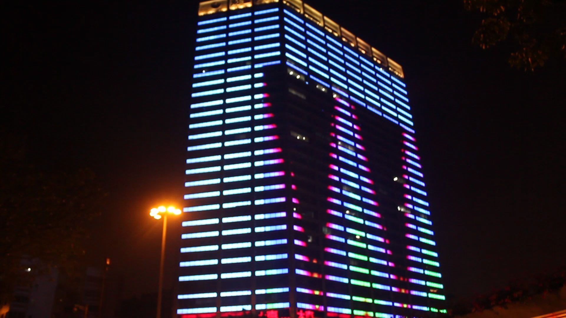 中科绿能广州财智大厦led线条灯亮化项目!