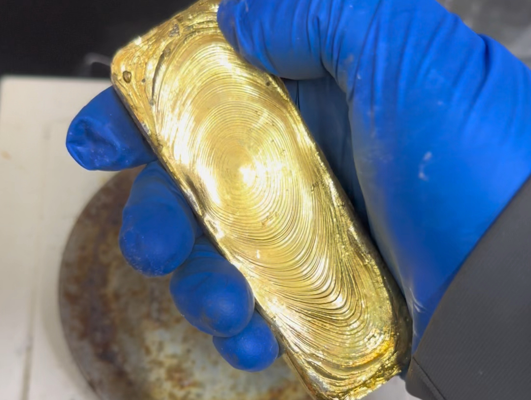这块金条价值值多少?熔炼黄金的全过程