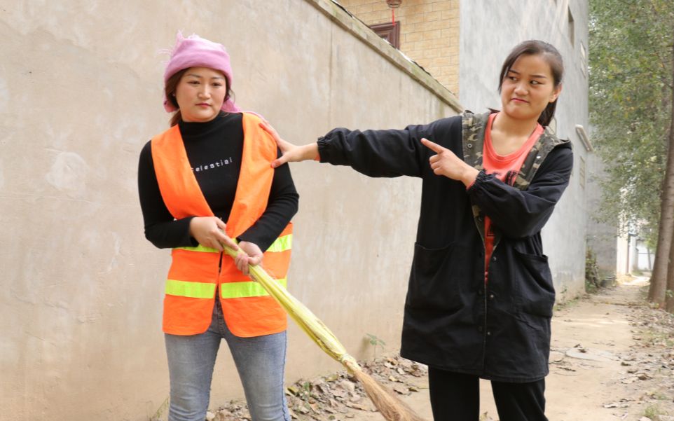 清洁工不小心扫到美女鞋子被狠狠羞辱这时董事长儿子来