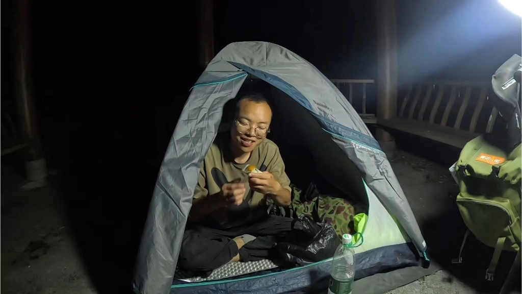 败走洞庭湖,这里没有鱼,冒雨前行凉亭下面躲雨-老黄游钓中国-老黄游钓中国-哔哩哔哩视频