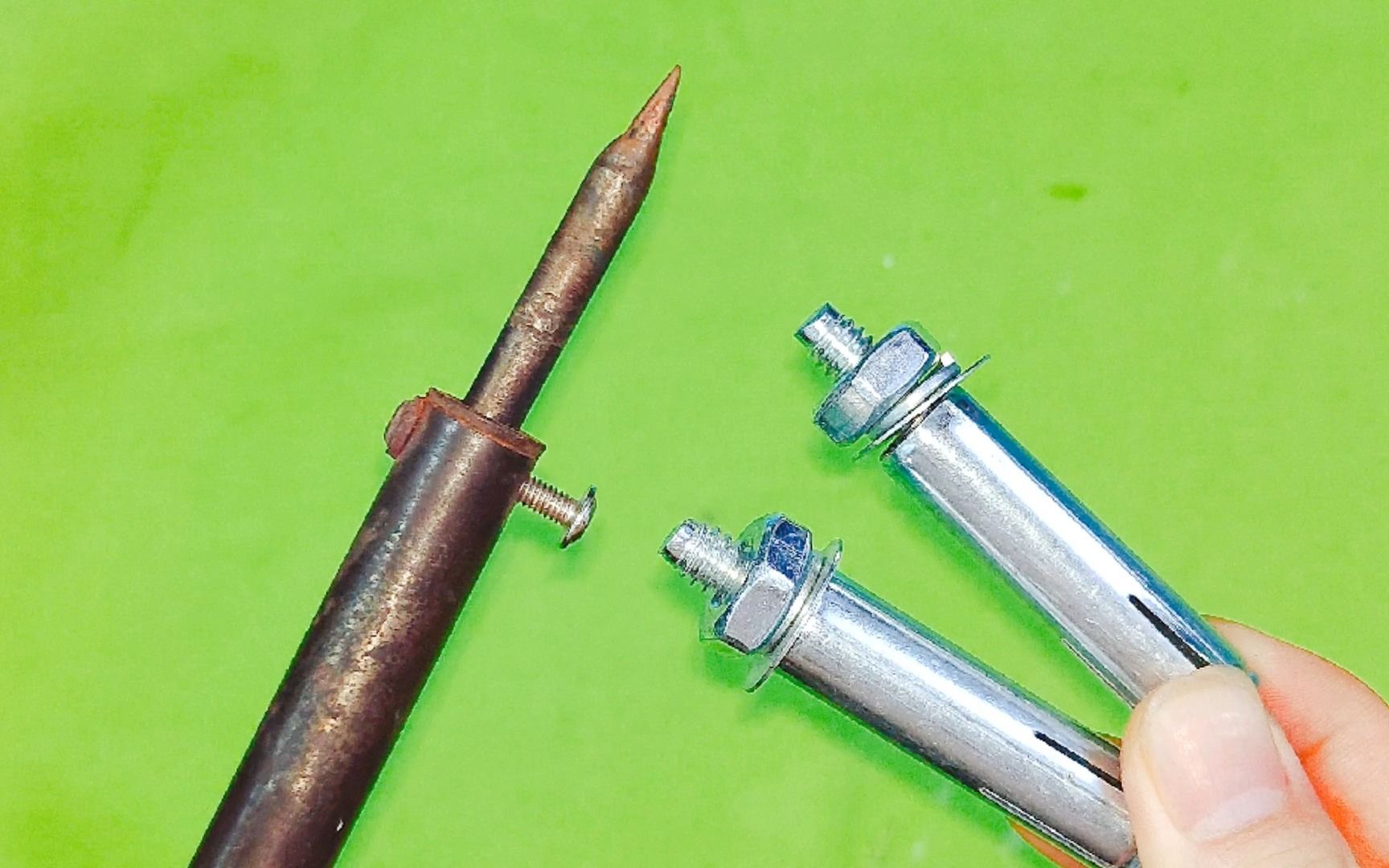 电烙铁除了能烫锡,还有2个隐藏功能,把膨胀螺丝塞进去太方便了