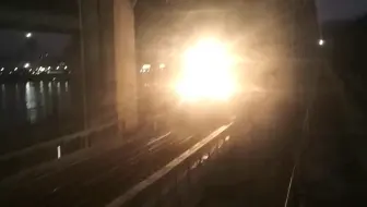 K9250通过西江大桥